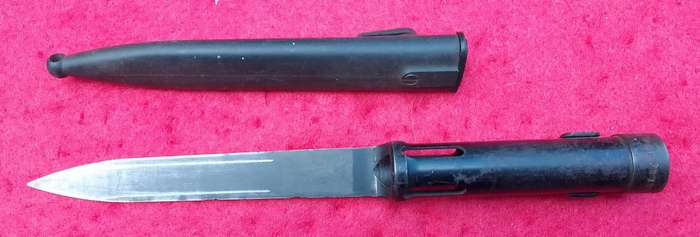 R1 BAYONET WITH METAL SCABBARD ( NUMBER UM15391 )