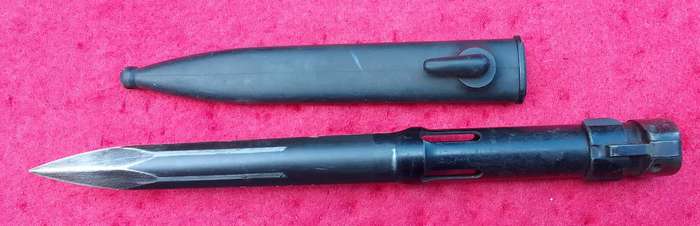R1 BAYONET WITH METAL SCABBARD ( NUMBER UM15391 )