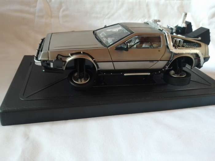 Sun Star Dolorean "Back to the future 2" Time machine 1:18 scale.