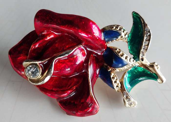 Mid Twentieth Century!Enamel Rose Brooch ! with a High-Quality Rhinestone