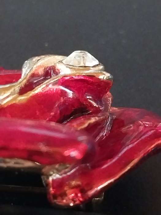 Mid Twentieth Century!Enamel Rose Brooch ! with a High-Quality Rhinestone