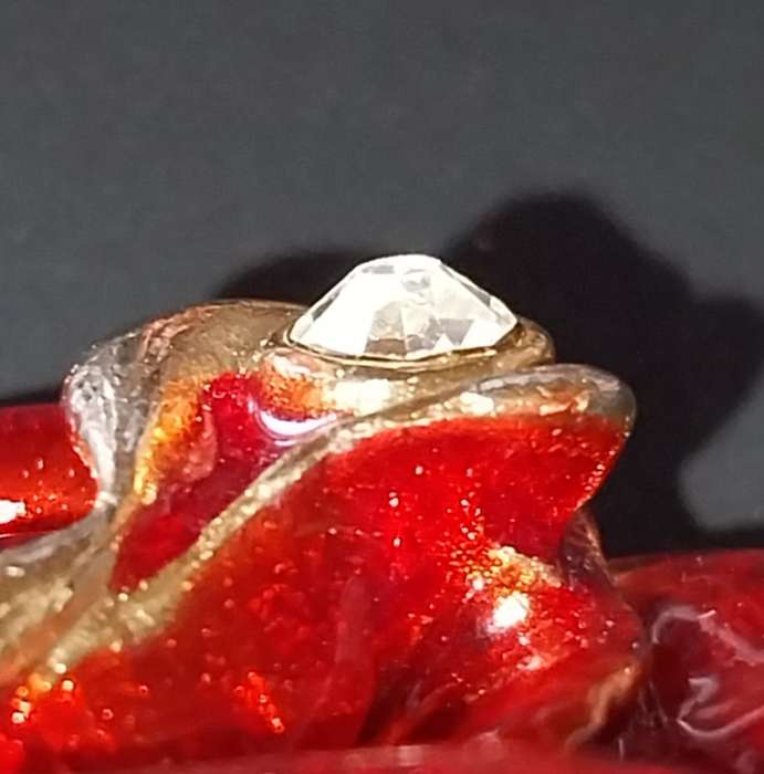 Mid Twentieth Century!Enamel Rose Brooch ! with a High-Quality Rhinestone