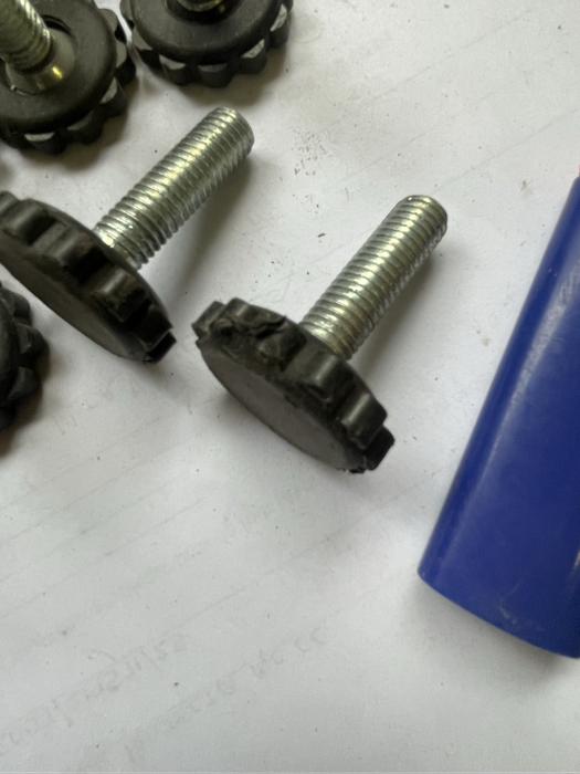 Thumb screw / knob screw