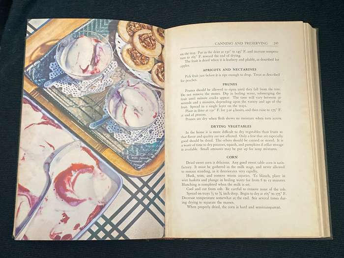 HOMEMAKERS COOKBOOK AND GUIDE TO NUTRITION 1946