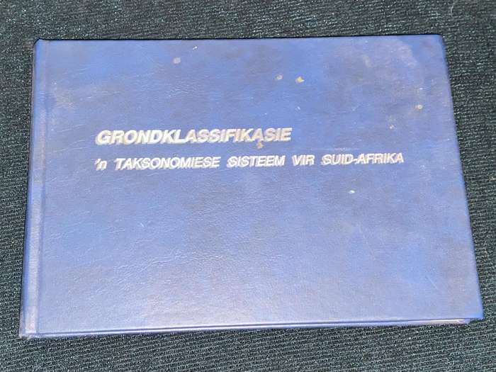 GRONDKLASSIFIKASIE 'N TAKSONOMIESE SISTEEM VIR SUID-AFRIKA