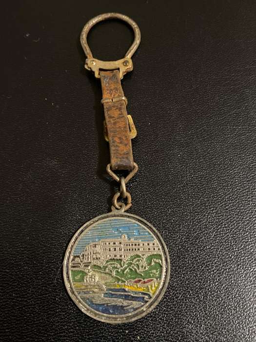 VINTAGE KEYRINGS X 4