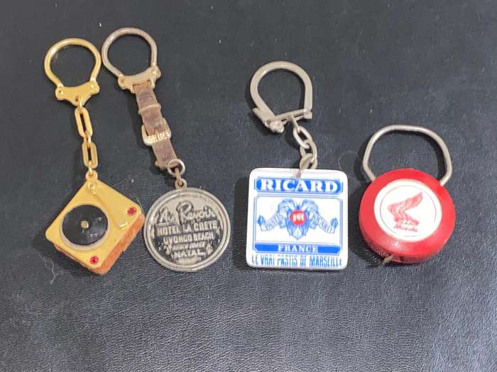 VINTAGE KEYRINGS X 4