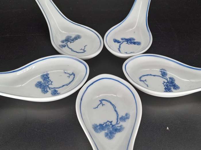 Vintage! Set Of 5 Chinese Porcelain Ceramic Blue & White Flower Patterned Soup Spoons