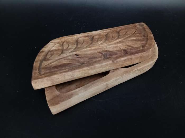 Vintage!  Wooden Hand Crafted Leaf Shaped Jewelry Box
