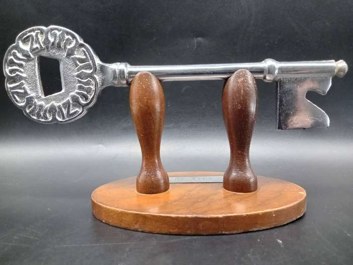 Vintage! Silver Alloy 21st Key On Wooden Stand