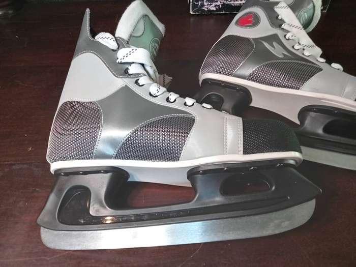 NEW - Ice Hockey Skates (Size 8) Built for Speed