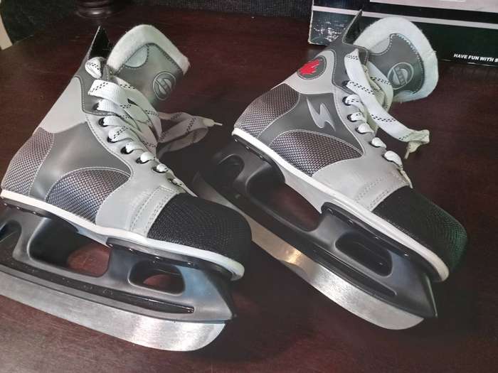 NEW - Ice Hockey Skates (Size 8) Built for Speed