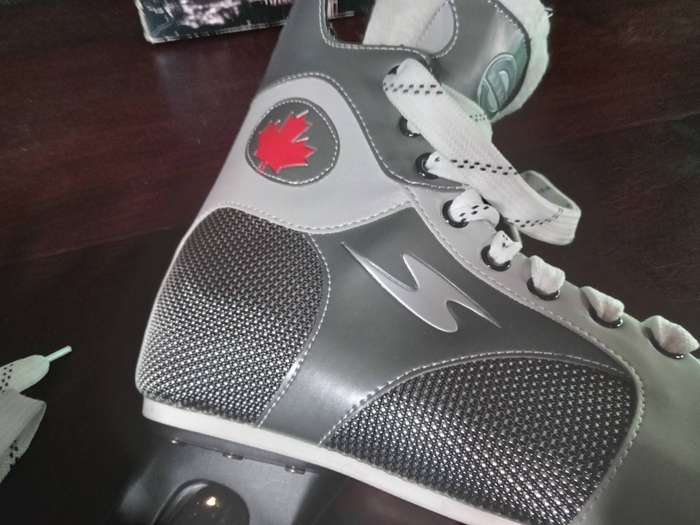 NEW - Ice Hockey Skates (Size 8) Built for Speed