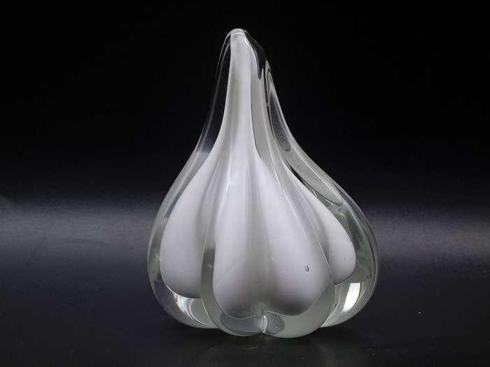 Vintage! Garlic Clove Art Glass Paperweight / Figurine.