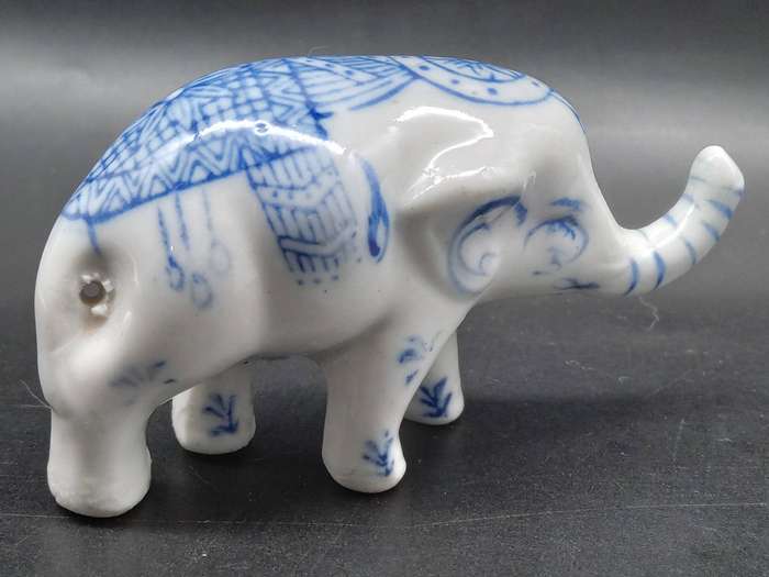 Vintage! Chinese - Hand Painted - Porcelain - Elephant in blue and white