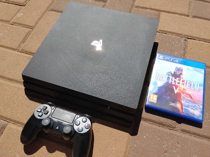 PS4 Pro 1tb Console with Game and Contoller