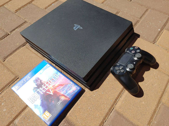 PS4 Pro 1tb Console with Game and Contoller
