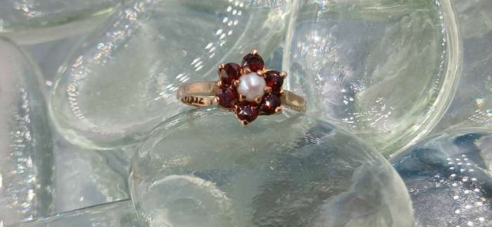 9ct Garnet and Pearl Ring