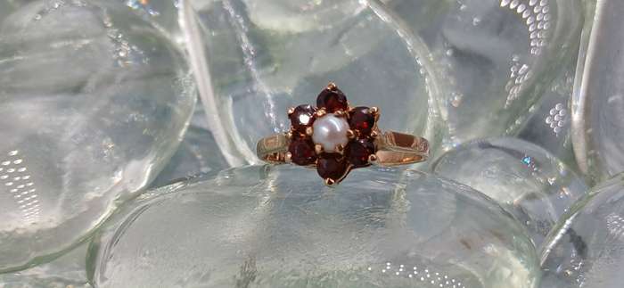 9ct Garnet and Pearl Ring