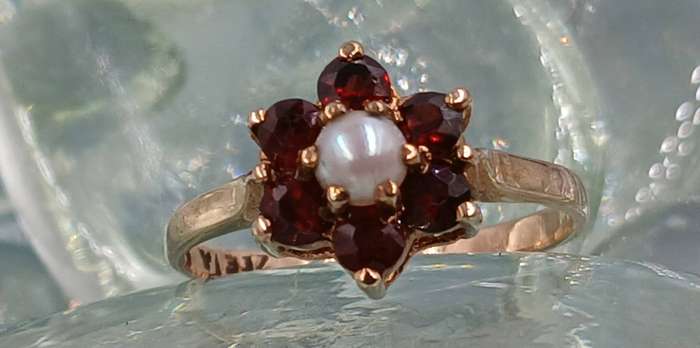 9ct Garnet and Pearl Ring