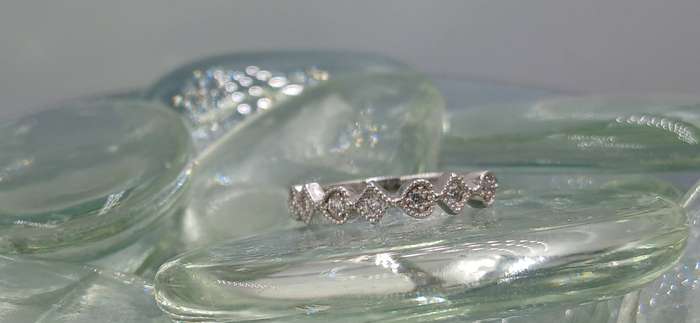 Elegant 18ct Ring with Diamonds