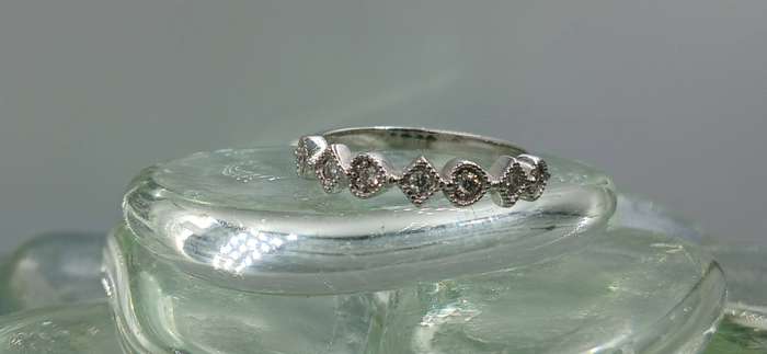 Elegant 18ct Ring with Diamonds