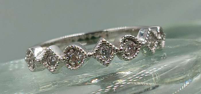 Elegant 18ct Ring with Diamonds