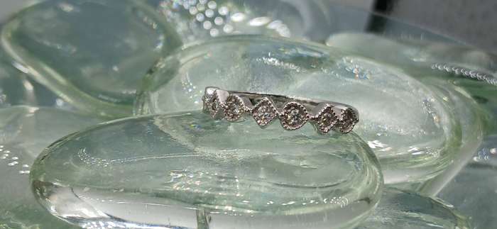 Elegant 18ct Ring with Diamonds