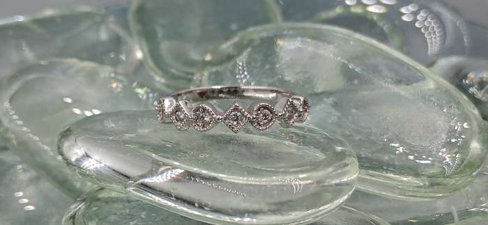 Elegant 18ct Ring with Diamonds