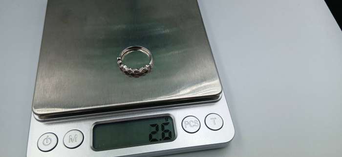 Elegant 18ct Ring with Diamonds