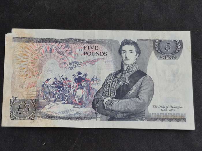 Bank of England Five Pounds (tear top right side)