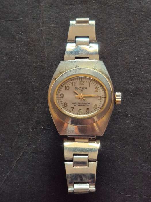 Vintage Ladies Roma 17 Jewels Water Resistant Anti Magnetic Watch (not working)