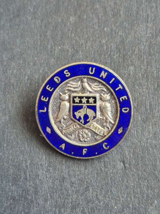 Leads United A.F.C. Football Club Enamel Pin Badge (excellent condition)