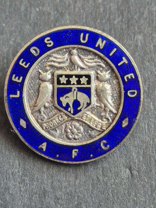 Leads United A.F.C. Football Club Enamel Pin Badge (excellent condition)