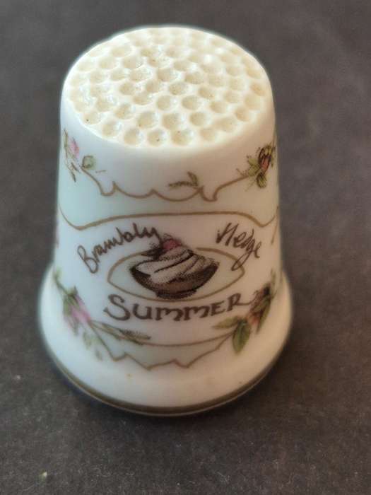 Royal Doulton "Summer" Jill Barklem 1982 Thimble Bramley Hedge