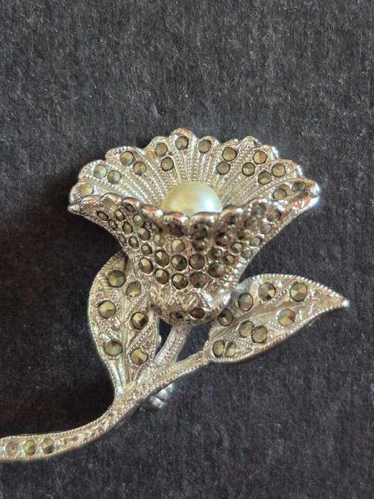 Vintage Marcasite Simulated Pearl Brooch (Silver toned)