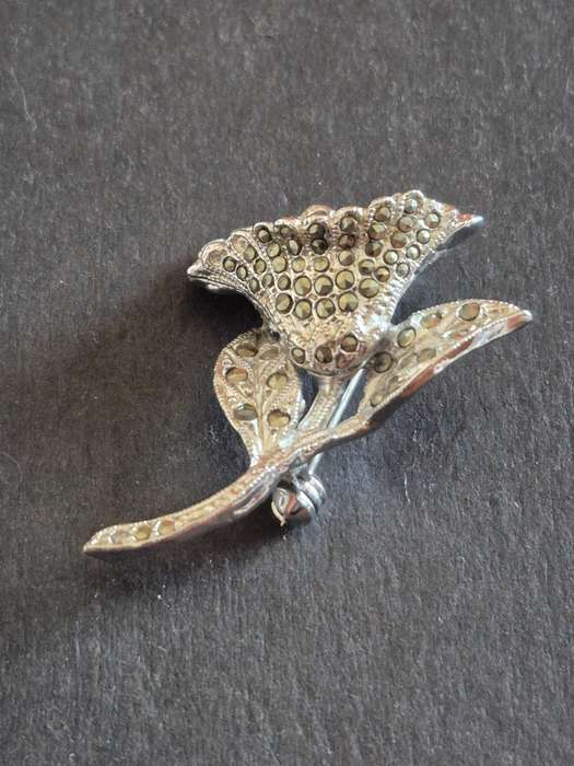 Vintage Marcasite Simulated Pearl Brooch (Silver toned)