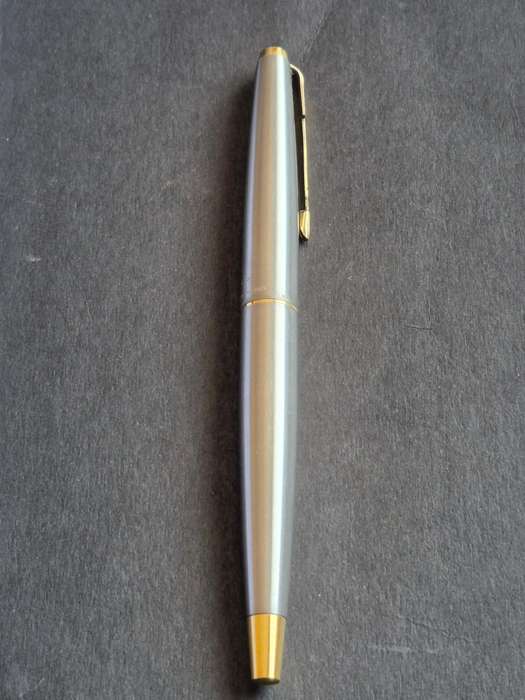 Vintage Two Toned Parker Fountain Pen (excellent condition)