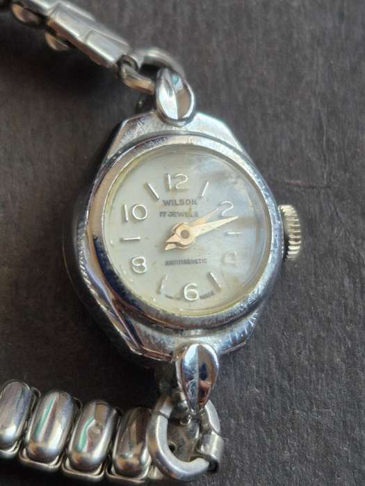 Vintage Wilson 17 Jewels Antimagnetic Ladies Wrist Watch (not working) face is loose