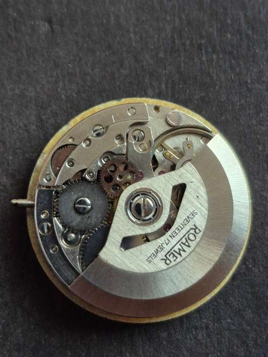 Vintage Roamer 17 Jewels Movement-winder loose - not working