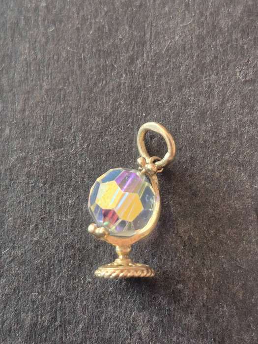 9ct Globe Charm with Crystal - total weight 1.3g
