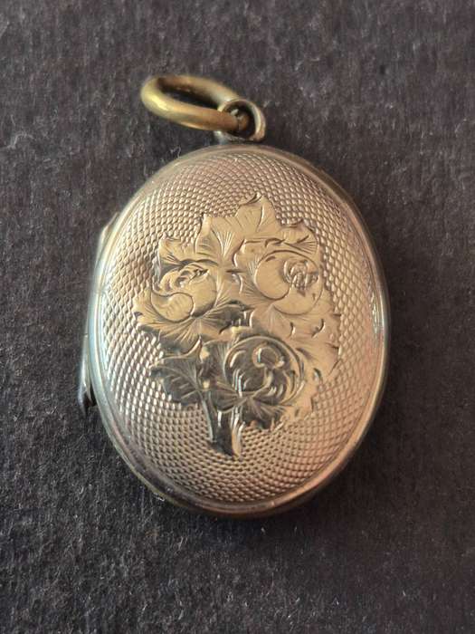 Antique Victorian Gold Plated Locket total weight 4.6g