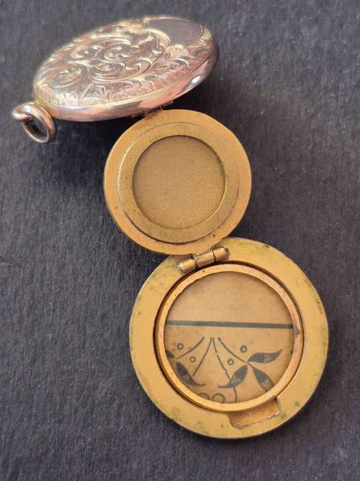 Antique Victorian Family Locket Patent 27214 total weight 7.7g