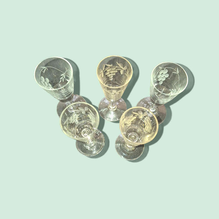 Set of 5 liqueur glasses with etched grapes motif