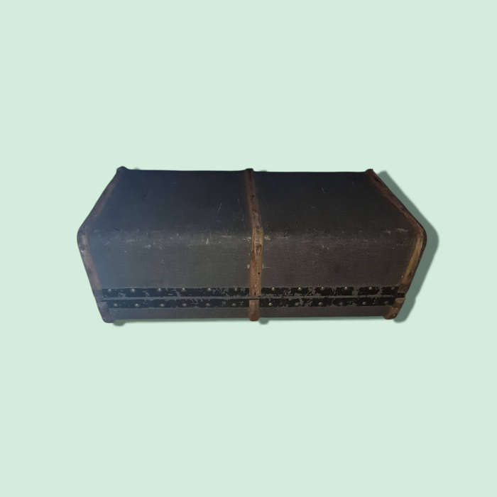 Large vintage suitcase/ travel trunk   QC4457