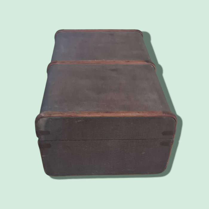 Large vintage suitcase/ travel trunk   QC4457