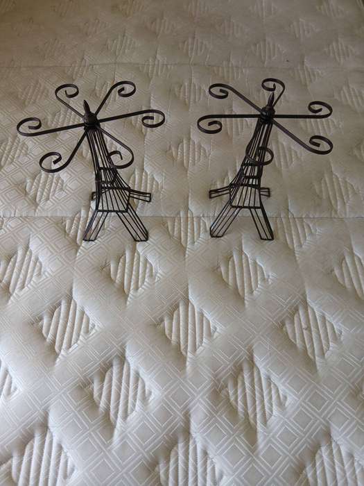 EIFFEL TOWER SHAPED WINE GLASS HOLDER