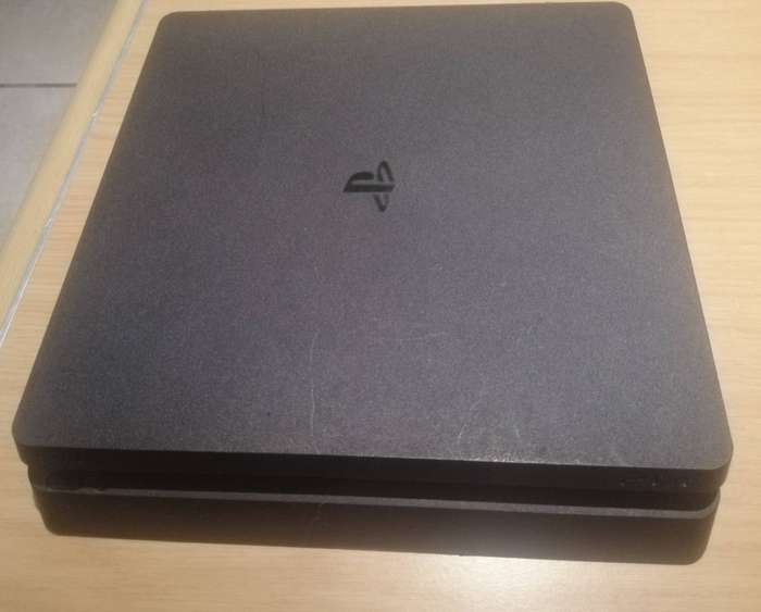 Playstation 4 Slim, 500GB & controller (+ bonus controller & game)