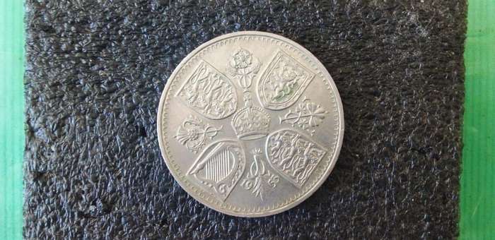 BRITISH 1953 COMMEMORATIVE 5 SHILLING IN GREAT CONDITION.