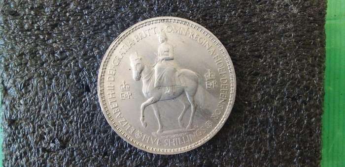 BRITISH 1953 COMMEMORATIVE 5 SHILLING IN GREAT CONDITION.